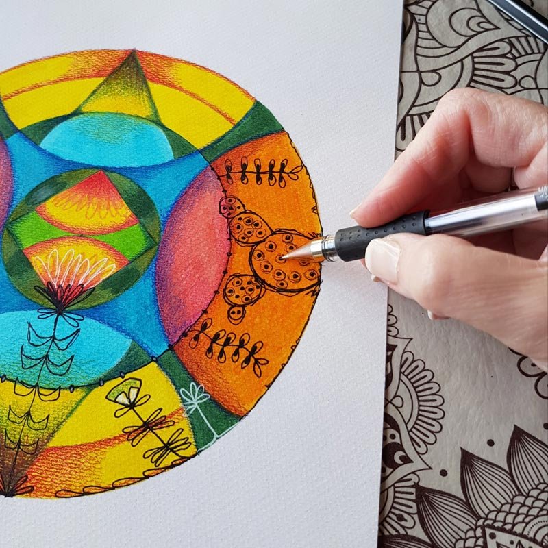 Te muestro paso a paso cómo lograr estos colores y decoración en tu Mandala