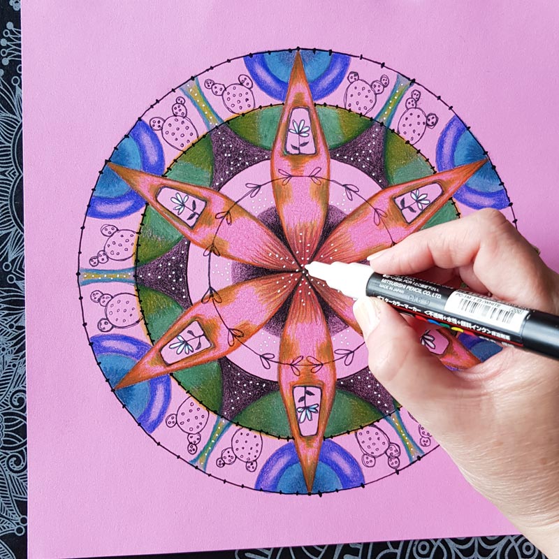 Aprendé a diseñar y pintar un Mandala diferente y único sobre papel de color