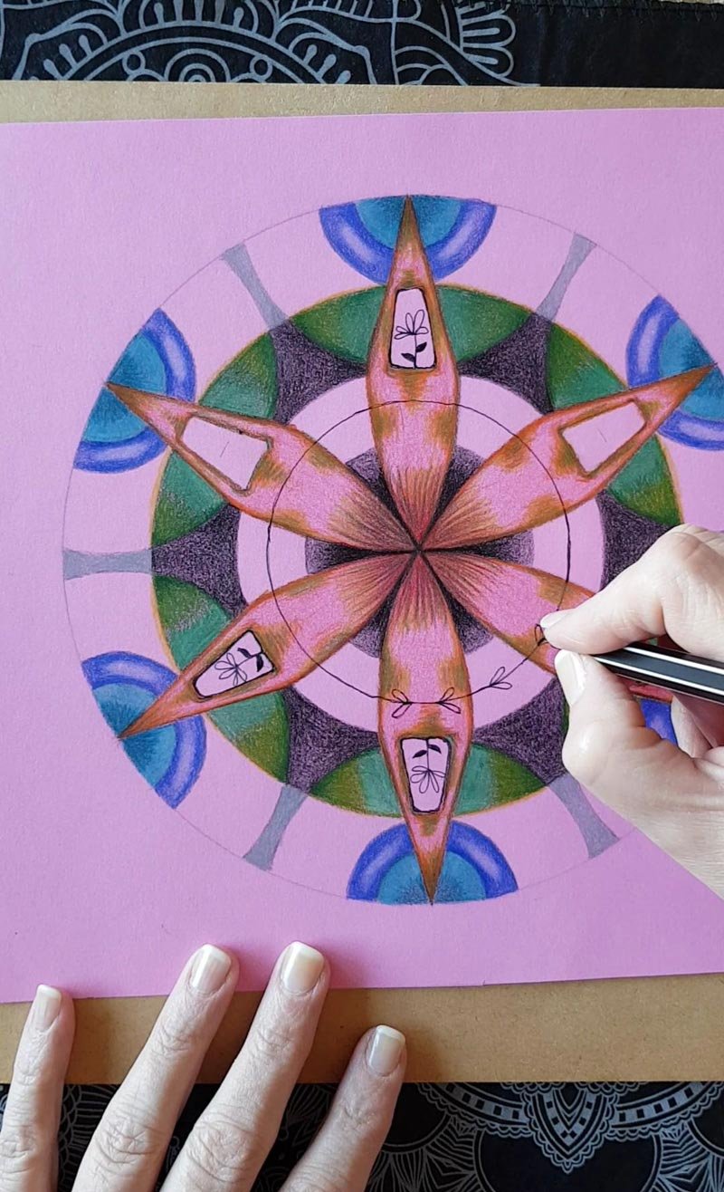 Dibujar y colorear sobre papel de color hará que lleves tus Mandalas a un nuevo nivel de creatividad